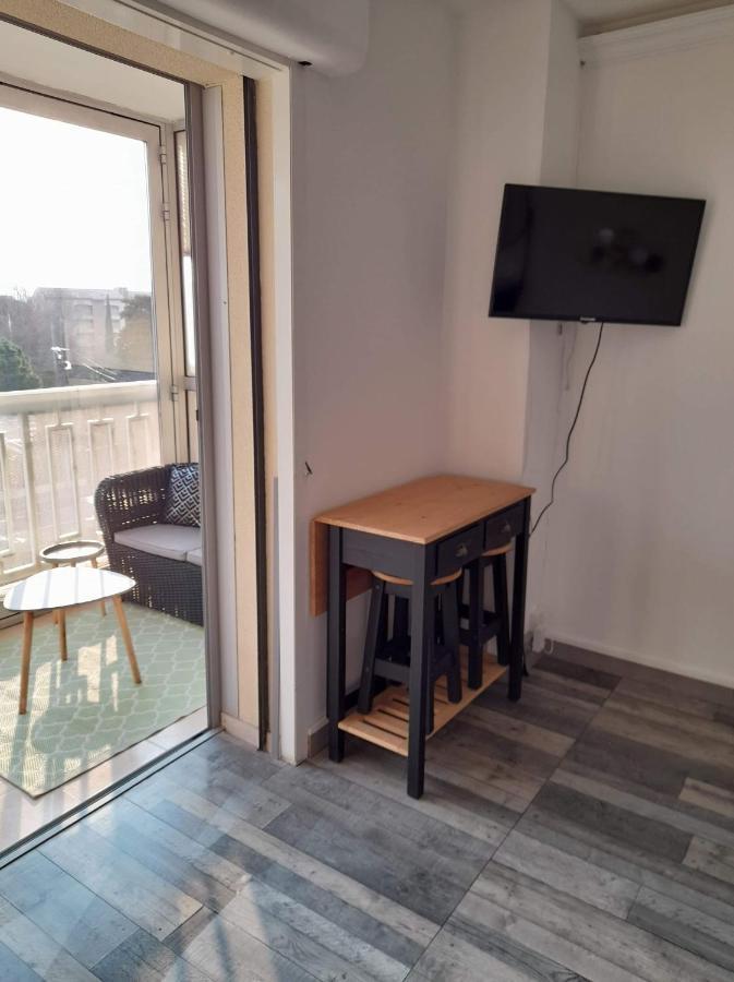 Type T1 Avec Parking Et Cave à 600 M De La Appartement Fréjus