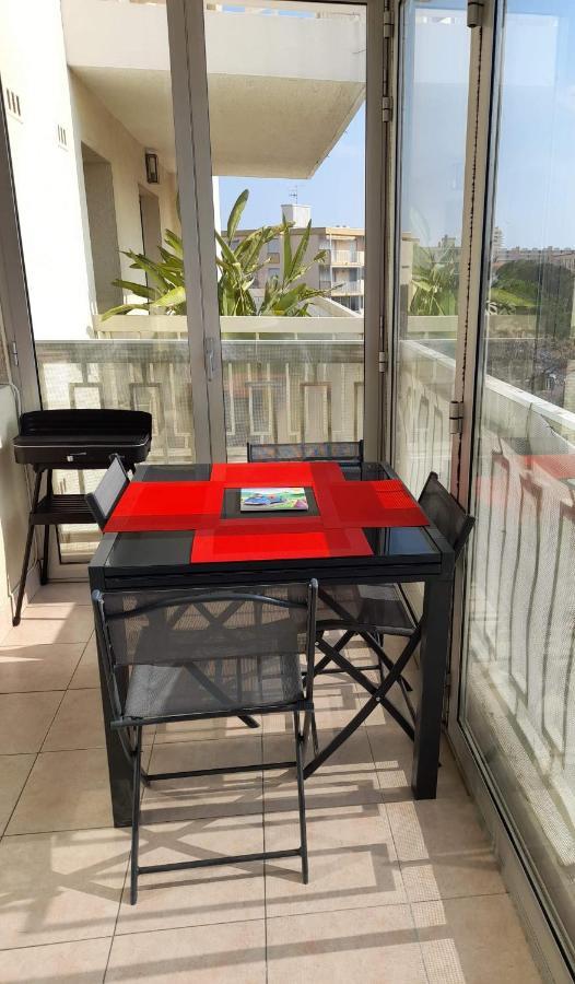 Appartement Type T1 Avec Parking Et Cave à 600 M De La Fréjus